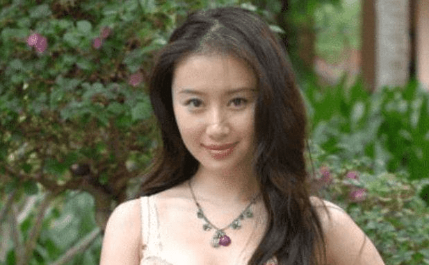 她16岁演“天山童姥”造型雷人现在服装随意挑选美成小仙女了CQ9电子 CQ9传奇(图4)