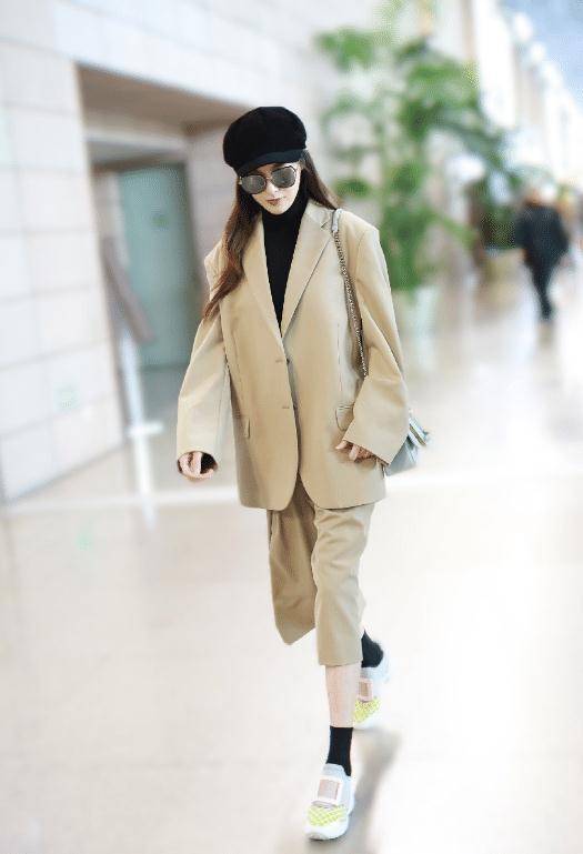CQ9电子 CQ9传奇唐嫣穿搭风格多变当妈后可甜可欲谁看了能不爱？(图4)