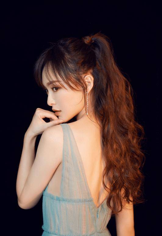 CQ9电子 CQ9传奇唐嫣穿搭风格多变当妈后可甜可欲谁看了能不爱？(图7)