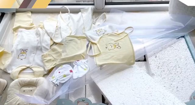 妈妈在婴儿服CQ9电子 CQ9传奇装礼盒里拆出40多根针(图2)
