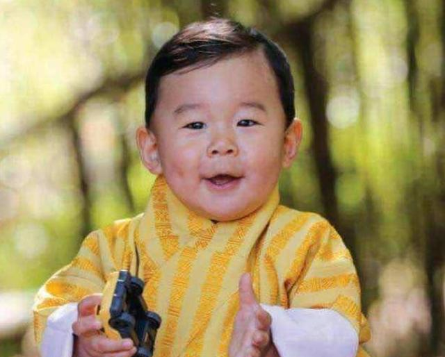 3岁不丹太子长大CQ9电子 CQ9传奇了！给太上皇爷爷献哈达穿民族服装呆萌抢镜(图6)