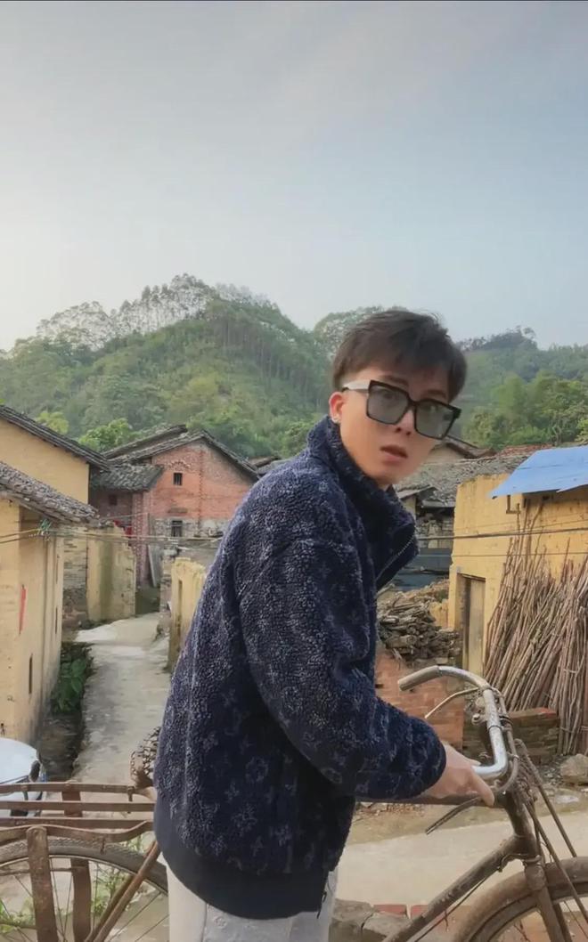 表哥覃进展身价过亿花200万定制高级服装老家房子却没钱装修CQ9电子 CQ9传奇