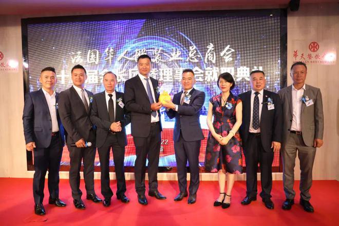 CQ9电子 CQ9传奇法国“华二代”走上前台 开启华人服装业新时代 法国华人服装业总商会举行十二届会长团就职典礼(图3)