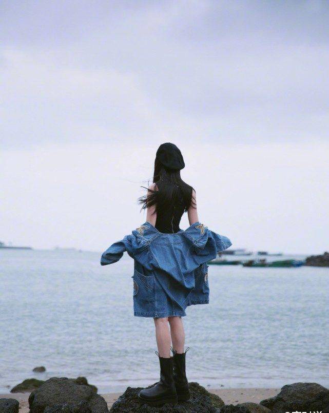 复古重金属风格个性杨幂的私服穿搭在线颜值高身材好CQ9电子 CQ9传奇(图3)