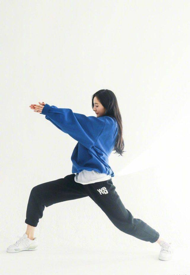 复古重金属风格个性杨幂的私服穿搭在线颜值高身材好CQ9电子 CQ9传奇(图5)