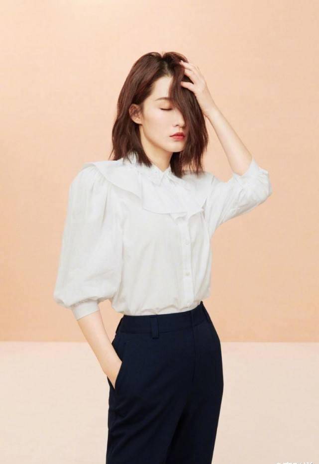 CQ9电子 CQ9传奇李沁长相甜美穿搭棒服装简约全靠美貌支撑太美了(图4)