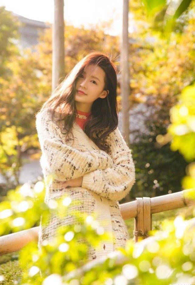 CQ9电子 CQ9传奇李沁长相甜美穿搭棒服装简约全靠美貌支撑太美了(图5)