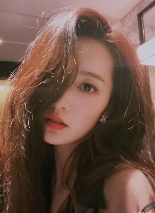 CQ9电子 CQ9传奇李沁长相甜美穿搭棒服装简约全靠美貌支撑太美了(图7)