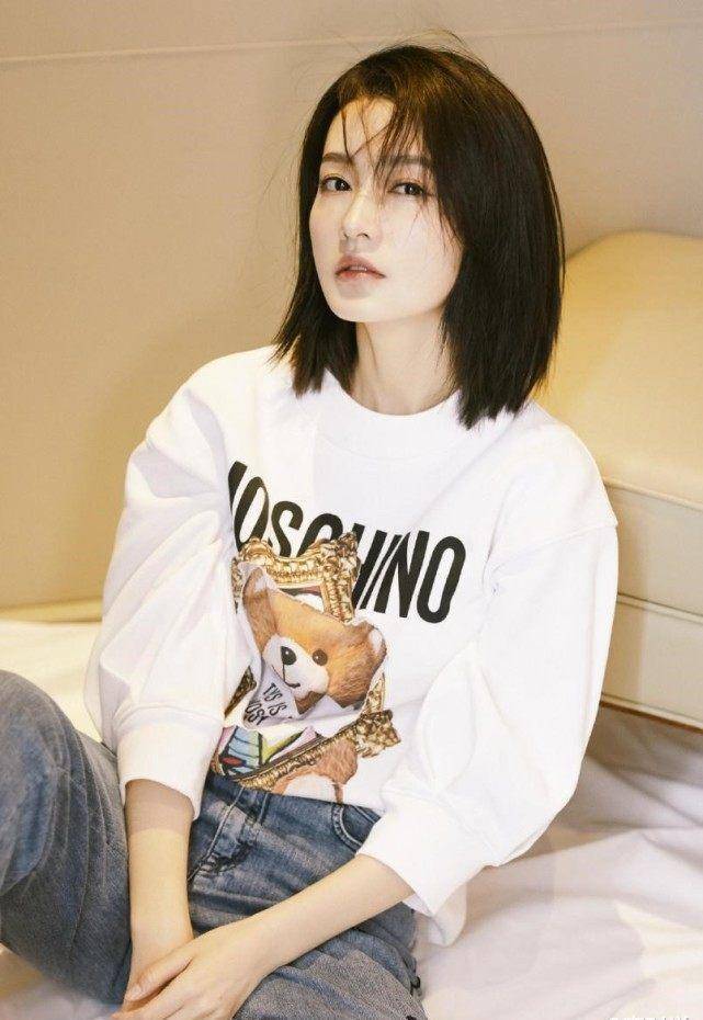 CQ9电子 CQ9传奇李沁长相甜美穿搭棒服装简约全靠美貌支撑太美了