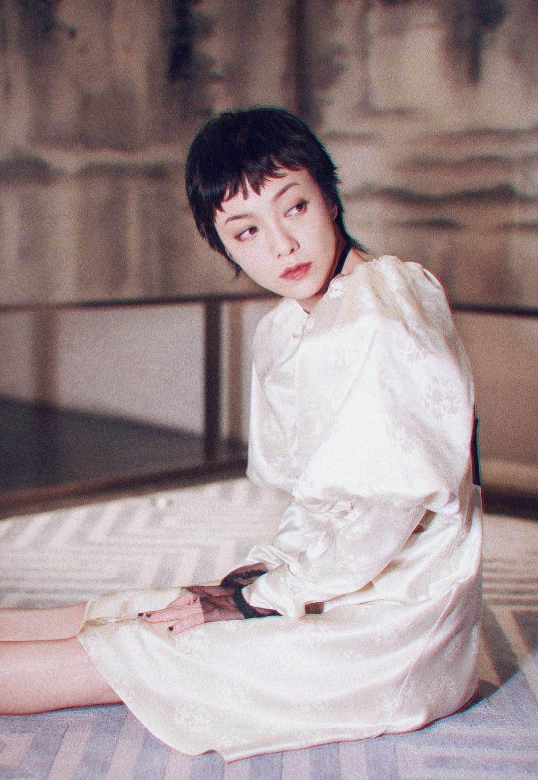 郭采洁穿搭很小女人年轻气质扑面而来不愧CQ9电子 CQ9传奇是“冻龄女神”(图7)