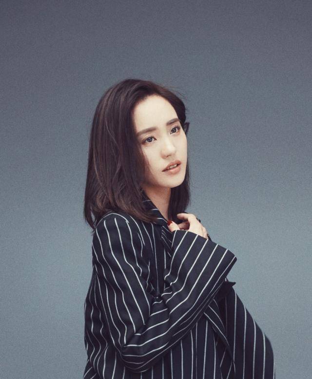 这次CQ9电子 CQ9传奇被王智这身时尚西装美到了穿“潜水服”出镜美出新高度(图3)