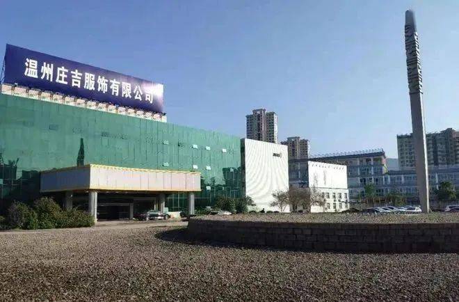 突然停工：知名服装企业疑似员工怒CQ9电子 CQ9传奇拉横幅集体抗议(图4)