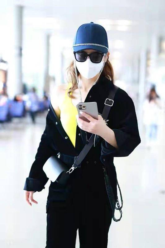 不好好穿衣的戚薇穿连体裤本来很普通扯下一边衣服却时髦洋气(图2)