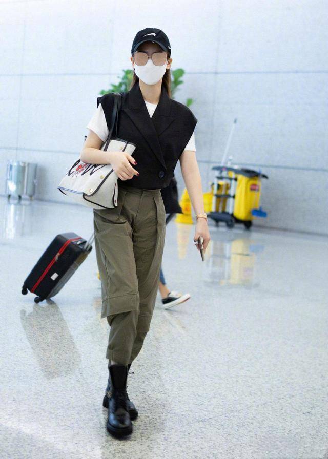 不好好穿衣的戚薇穿连体裤本来很普通扯下一边衣服却时髦洋气(图7)