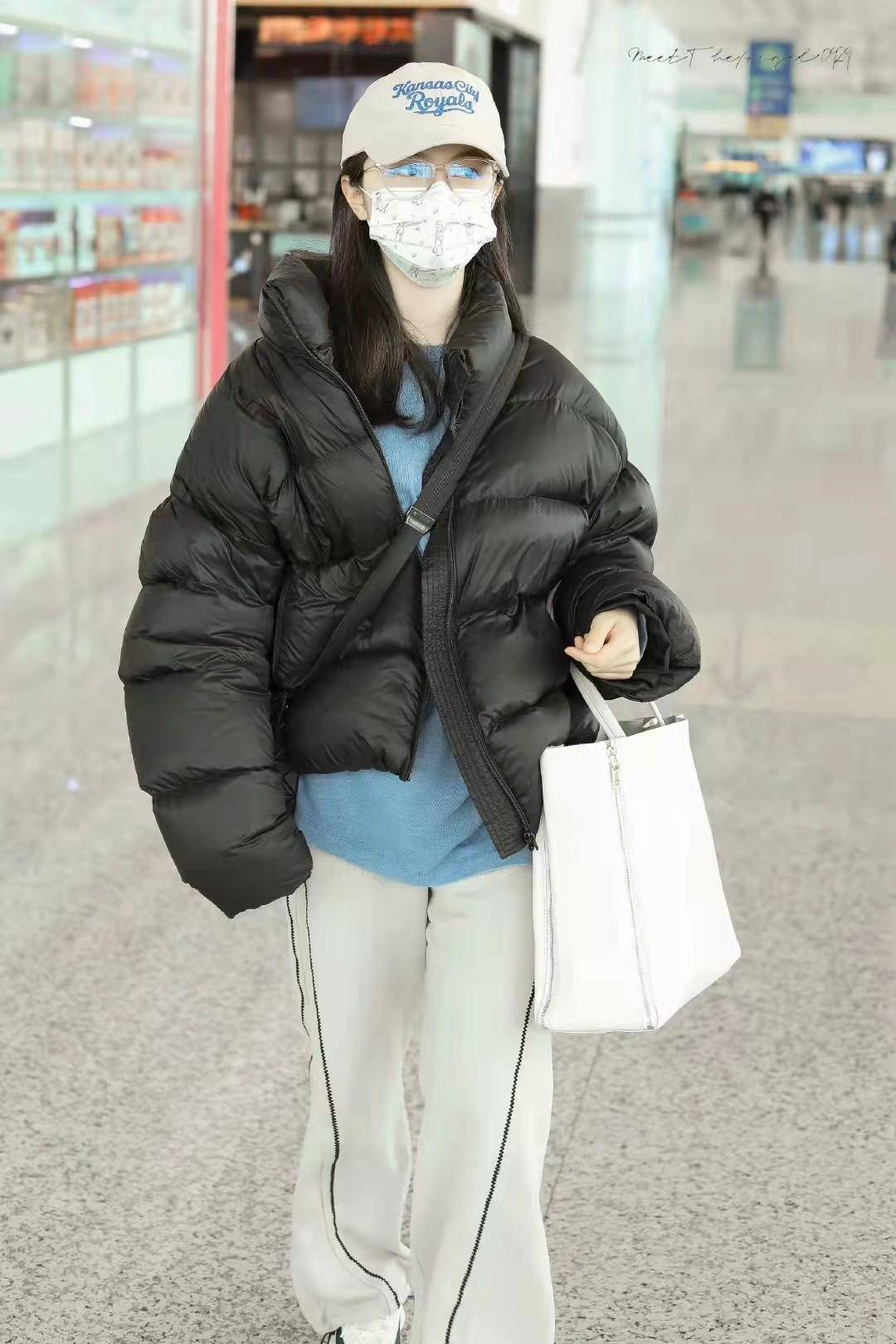 赵今麦的休闲风搭配很个性就是看着有点随性服装款式也很奇怪(图6)