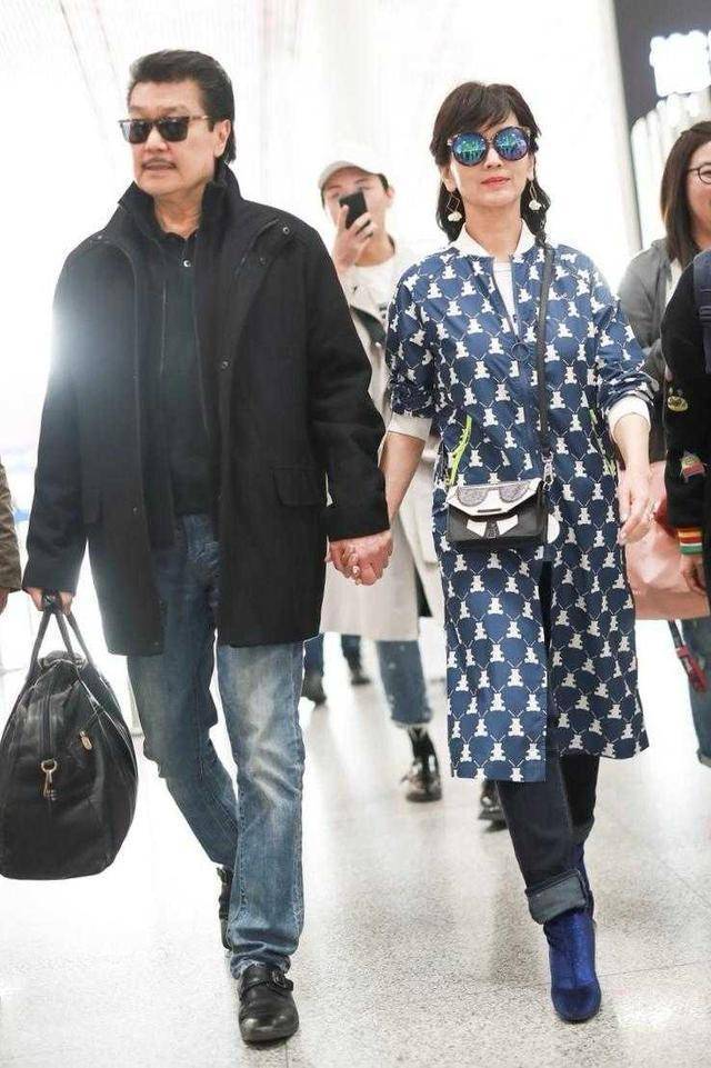 赵雅芝终于不再扮嫩穿得服装优雅但新潮同框老公显年轻