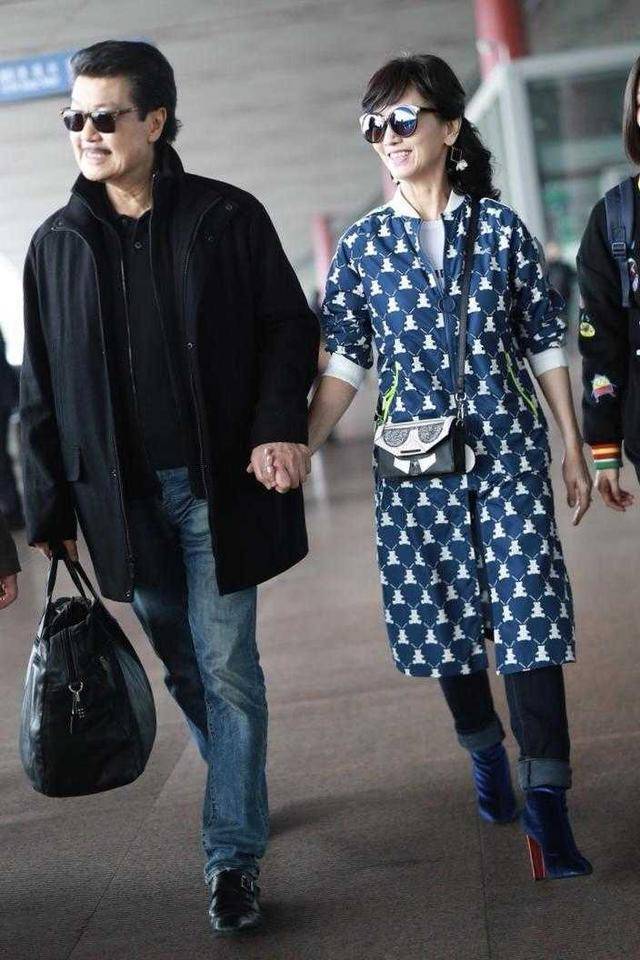 赵雅芝终于不再扮嫩穿得服装优雅但新潮同框老公显年轻(图4)