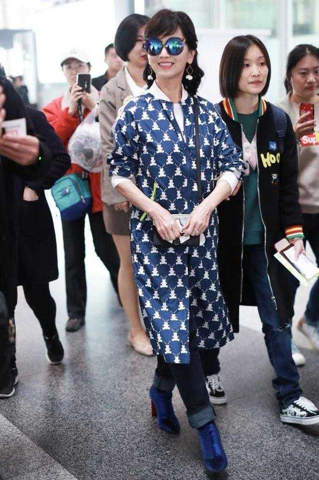 赵雅芝终于不再扮嫩穿得服装优雅但新潮同框老公显年轻(图3)