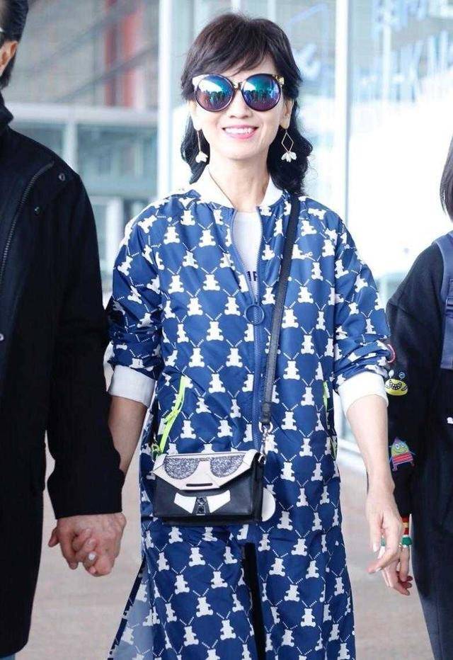 赵雅芝终于不再扮嫩穿得服装优雅但新潮同框老公显年轻(图2)