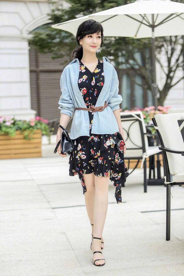 赵雅芝终于不再扮嫩穿得服装优雅但新潮同框老公显年轻(图6)