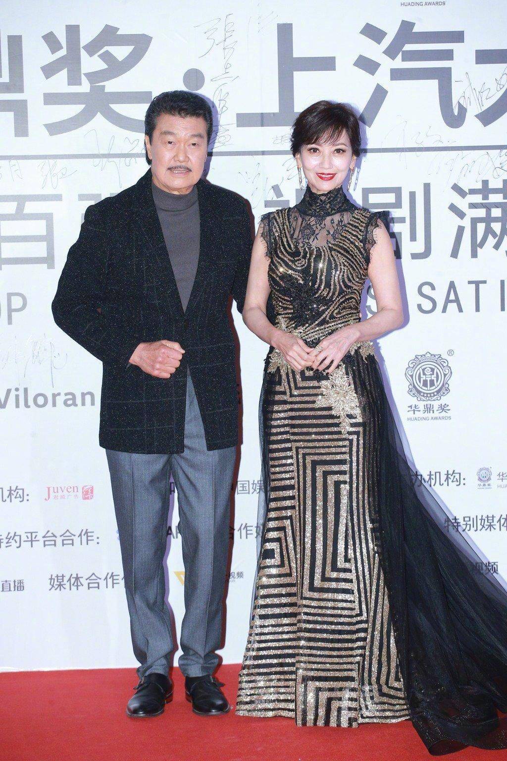 赵雅芝终于不再扮嫩穿得服装优雅但新潮同框老公显年轻(图8)