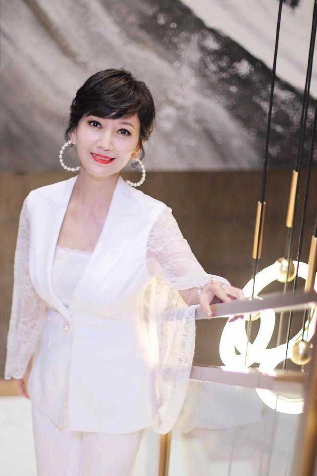 赵雅芝终于不再扮嫩穿得服装优雅但新潮同框老公显年轻(图7)