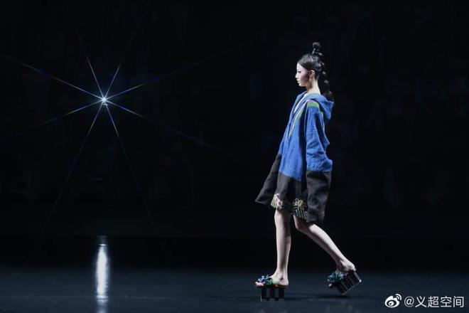 十年前许下“时尚看CQ9电子 CQ9传奇中国”的张义超如今已是服装设计界“教母”未来继续求新求变(图10)