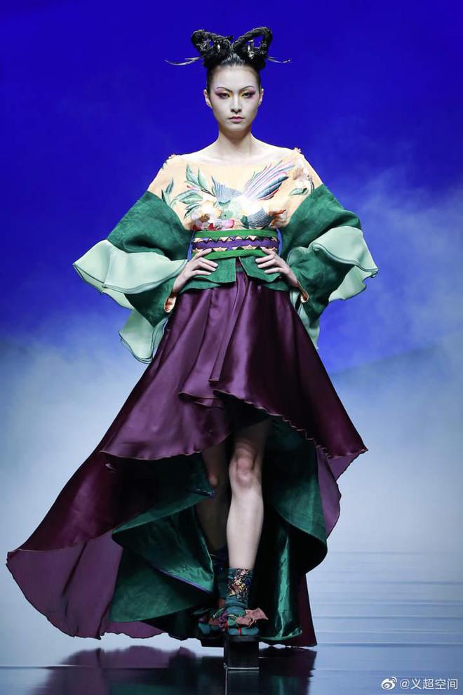 十年前许下“时尚看CQ9电子 CQ9传奇中国”的张义超如今已是服装设计界“教母”未来继续求新求变(图11)
