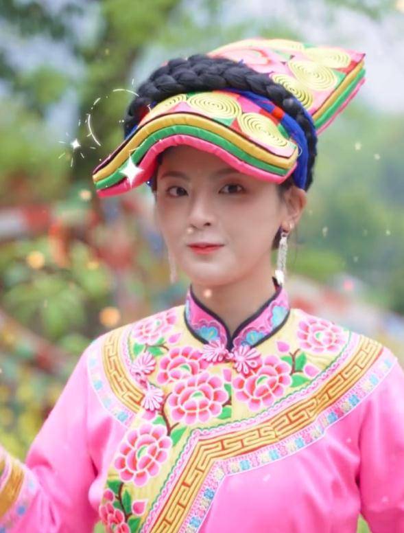 CQ9电子 CQ9传奇杨超越穿民族服装火上热搜没有爱豆滤镜确实是天生魅力(图2)