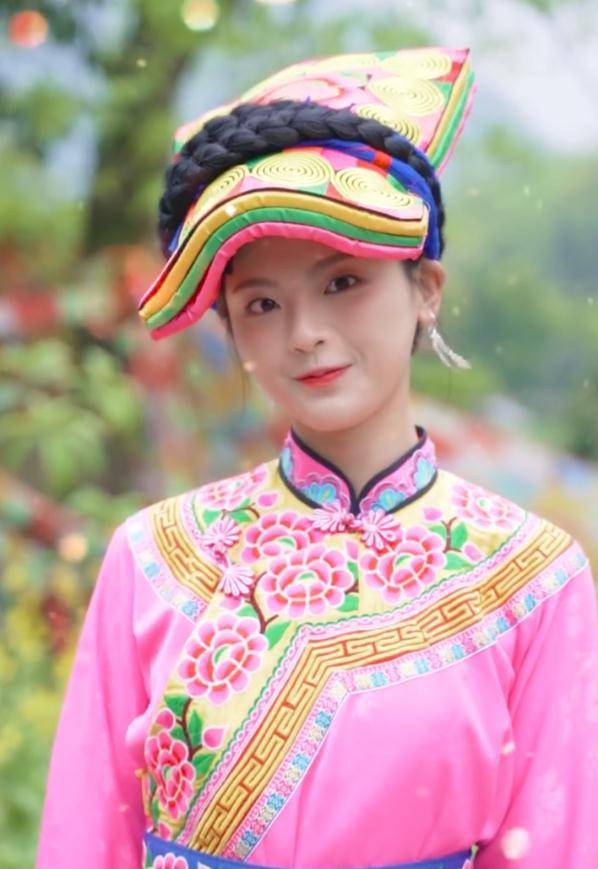 CQ9电子 CQ9传奇杨超越穿民族服装火上热搜没有爱豆滤镜确实是天生魅力(图3)