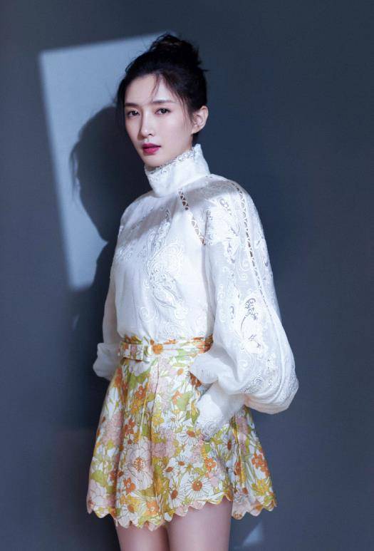 CQ9电子 CQ9传奇江疏影“宫廷风”装扮搭配花裤子短装看腿才知道什么叫女明星(图3)