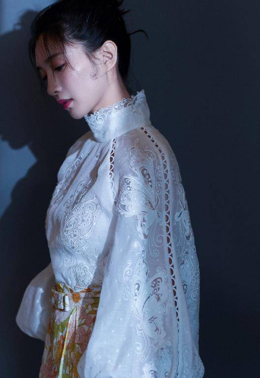 CQ9电子 CQ9传奇江疏影“宫廷风”装扮搭配花裤子短装看腿才知道什么叫女明星(图2)