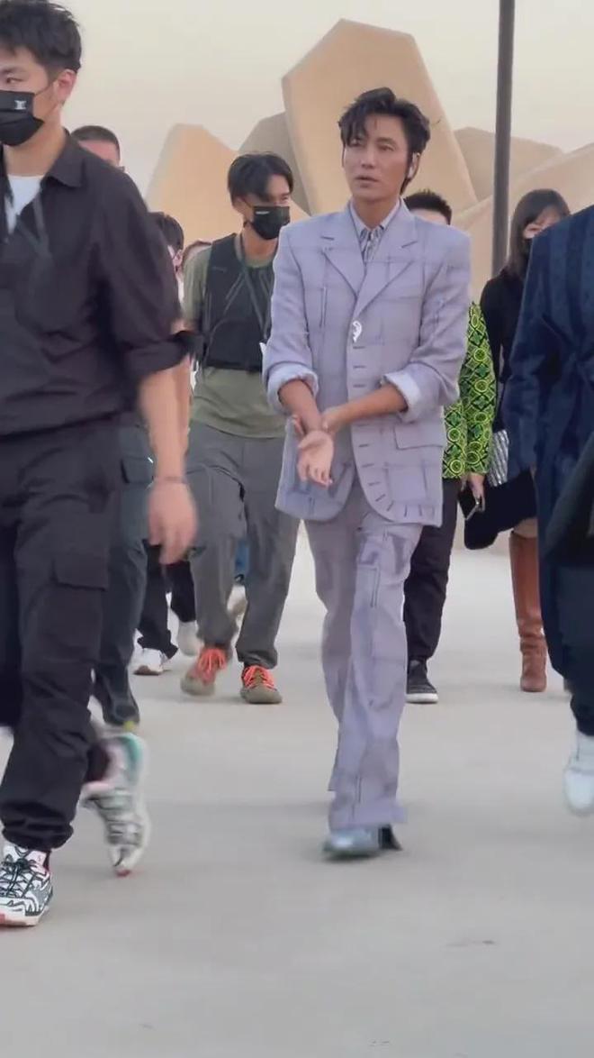 CQ9电子 CQ9传奇电子陈坤这件衣服买大了！身上西装根本撑不起来显得松松垮垮的