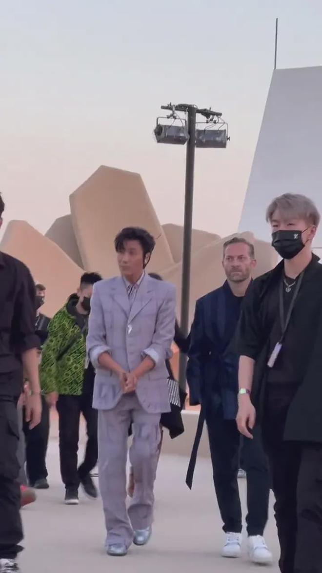 CQ9电子 CQ9传奇电子陈坤这件衣服买大了！身上西装根本撑不起来显得松松垮垮的(图2)