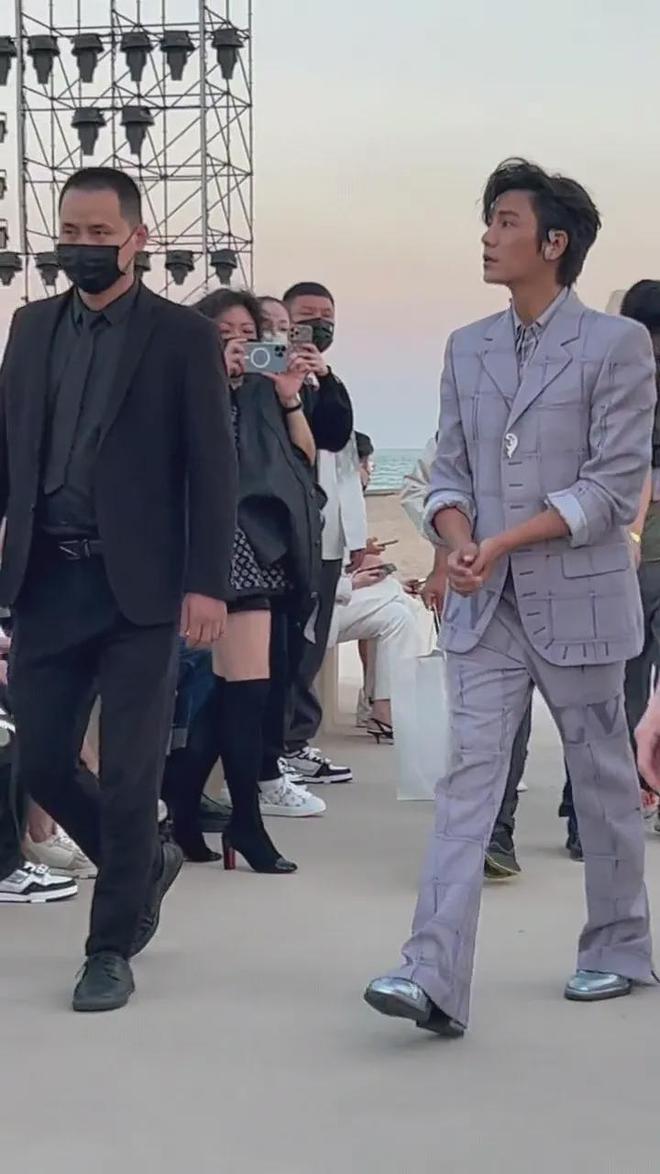 CQ9电子 CQ9传奇电子陈坤这件衣服买大了！身上西装根本撑不起来显得松松垮垮的(图4)
