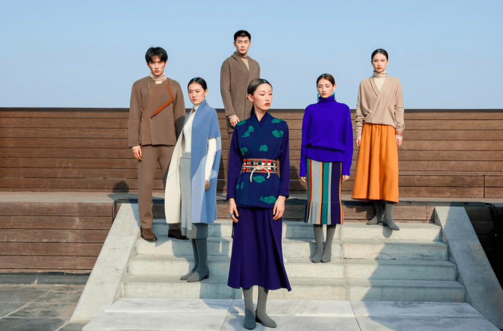 CQ9电子 CQ9传奇电子领略传统服饰之美藏式服装亮相北京时装周(图2)