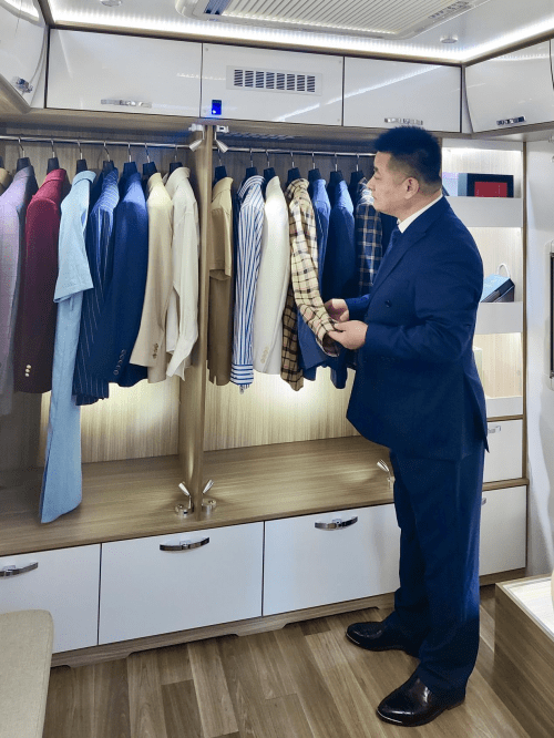 CQ9电子 CQ9传奇电子服装行业新势力—酷派定制开启实体店新方式房车服装店(图2)