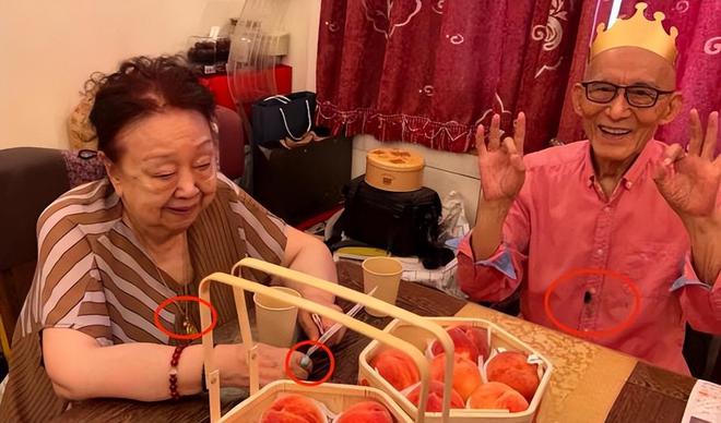 CQ9电子 CQ9传奇电子济公游本昌90大寿！身形消瘦精神好衣服污渍抢眼老婆戴金显富贵(图3)