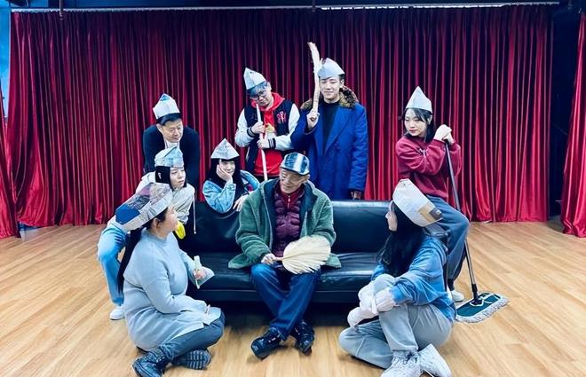 CQ9电子 CQ9传奇电子济公游本昌90大寿！身形消瘦精神好衣服污渍抢眼老婆戴金显富贵(图5)