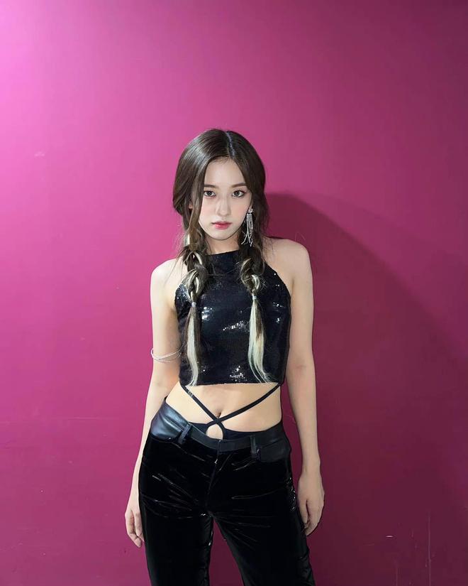 IVE安宥真CQ9电子 CQ9传奇电子帅气性感舞台服装秀出坚实身体线条平坦小腹吸睛