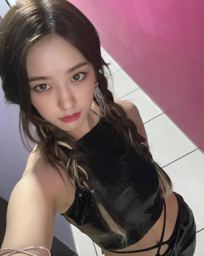 IVE安宥真CQ9电子 CQ9传奇电子帅气性感舞台服装秀出坚实身体线条平坦小腹吸睛(图4)
