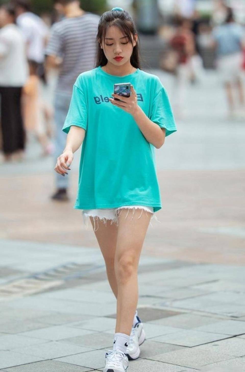 路人街拍靓女浑身上下散发着女人的魅力充满时CQ9电子 CQ9传奇电子尚感(图3)