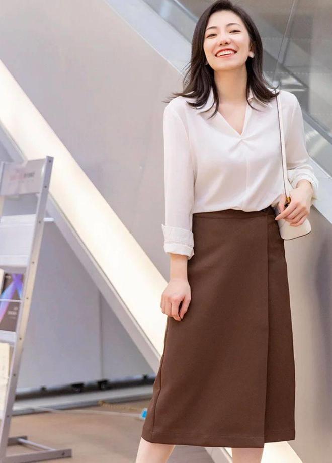 为什么穿“大地色”有乡土味？不懂这些配色技CQ9电子 CQ9传奇电子巧衣服再贵也白搭(图3)