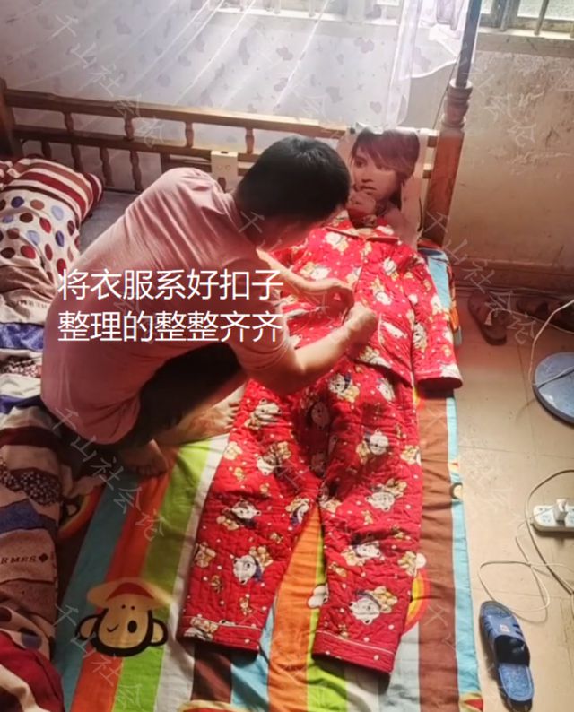 CQ9电子 CQ9传奇电子男子单身多年为解寂寞之苦买来一套花衣裳放在床上搂着当媳妇(图2)
