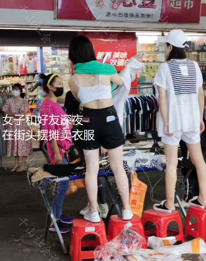 CQ9电子 CQ9传奇电子女子深夜在街头卖衣服当众脱衣试穿展