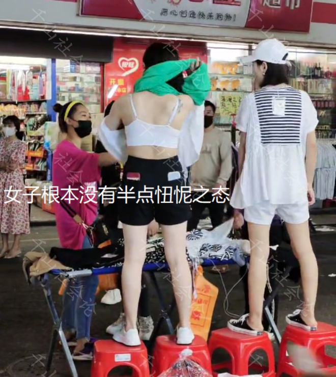 CQ9电子 CQ9传奇电子女子深夜在街头卖衣服当众脱衣试穿展示效果动作熟练说脱就脱(图4)