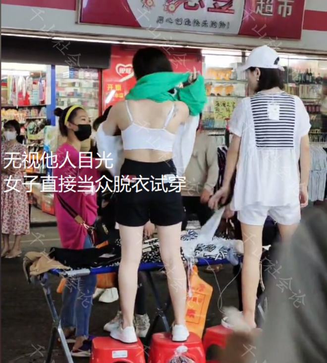 CQ9电子 CQ9传奇电子女子深夜在街头卖衣服当众脱衣试穿展示效果动作熟练说脱就脱(图3)