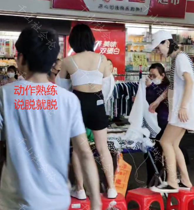 CQ9电子 CQ9传奇电子女子深夜在街头卖衣服当众脱衣试穿展示效果动作熟练说脱就脱(图5)