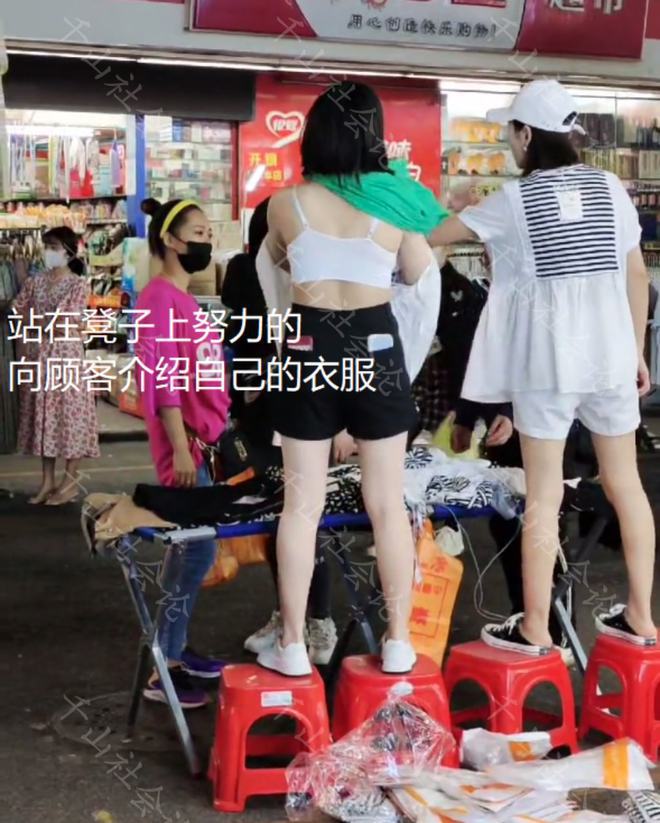 CQ9电子 CQ9传奇电子女子深夜在街头卖衣服当众脱衣试穿展示效果动作熟练说脱就脱(图2)