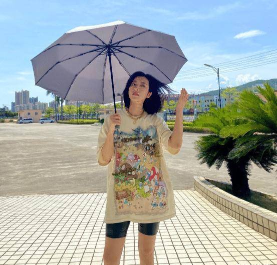 清新服装的穿搭还是周雨彤会玩！浅色系休闲穿搭简直美出新高度CQ9电子 CQ9传奇电子(图7)
